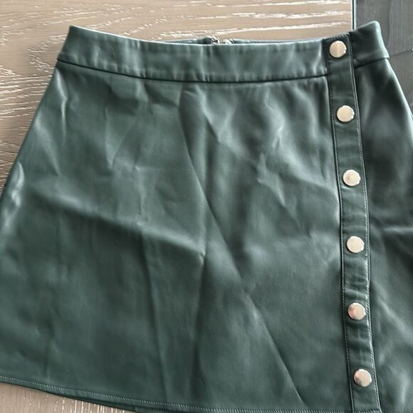 Bar lll Women’s Size 4 Green Faux Vegan Leather Mini Skirt Silver-Tone Rivets - Picture 11 of 12
